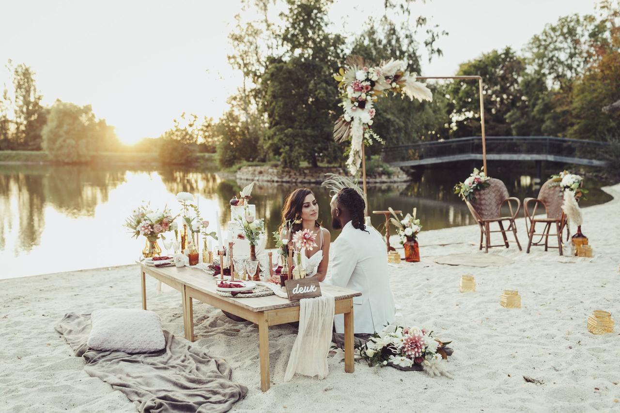 coucher de soleil sur la plage, futurs mariés en tete a tete sur une plage, cérémonie mariage à la plage, mariage plage privée