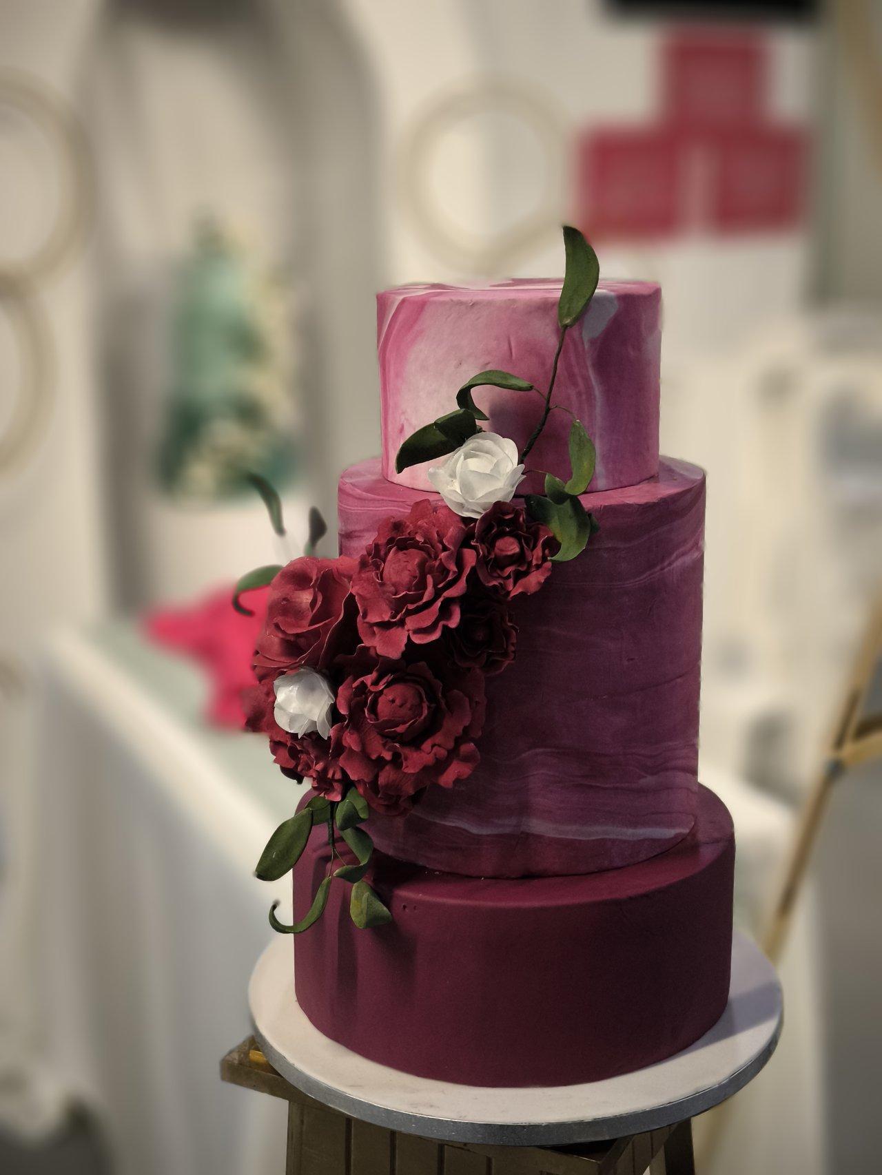 gateau mariage de luxe marbre fleurs