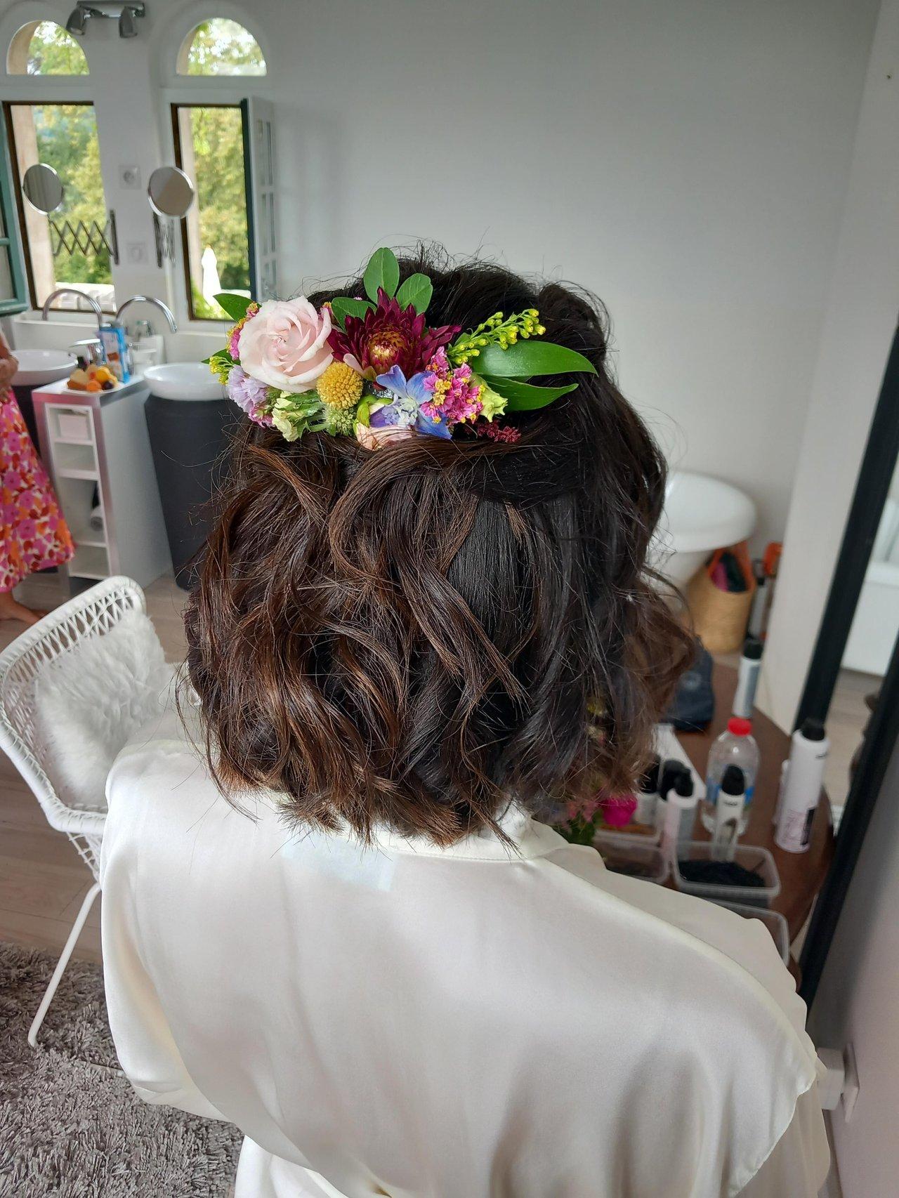 mariée avec couronne fleurie dans les cheveux