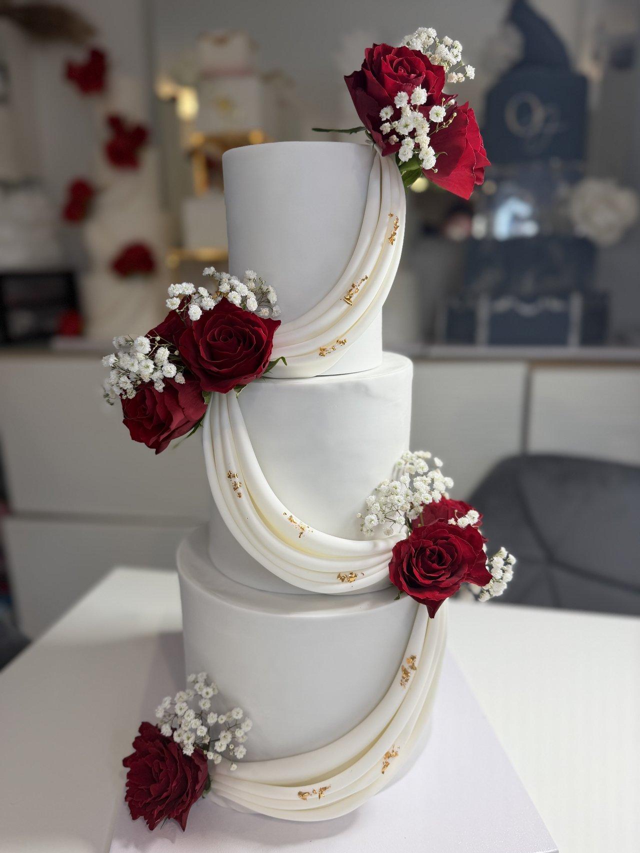 gateau mariage roses rouges blanches