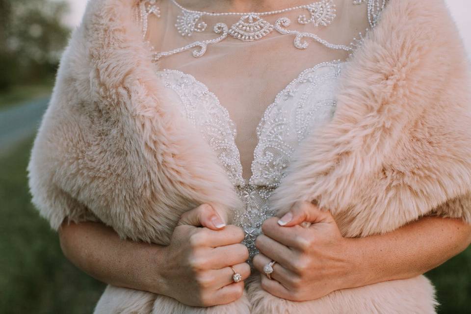 Composition de voiture de mariage chapeau voile et coeurs