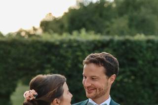 costume de mariage vert élégant avec boutonnière et noeud papillon