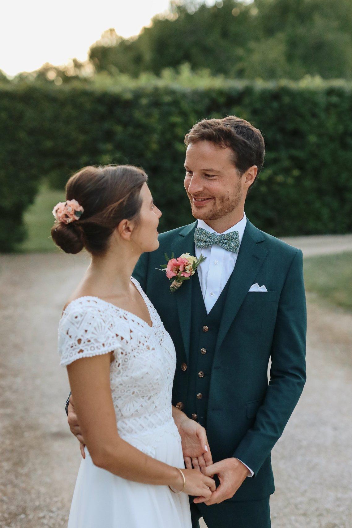 costume de mariage vert élégant avec boutonnière et noeud papillon