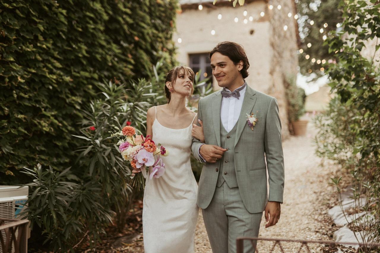 costume de mariage gris avec boutonnière assortie au bouquet de la mariée