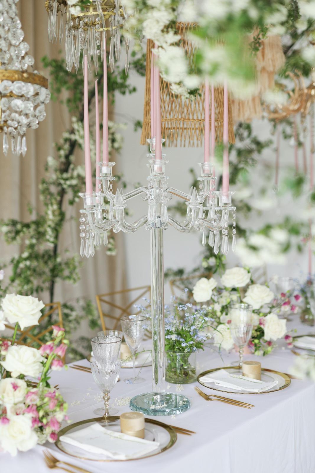 lumière mariage avec chandelier en centre de table theme champêtre