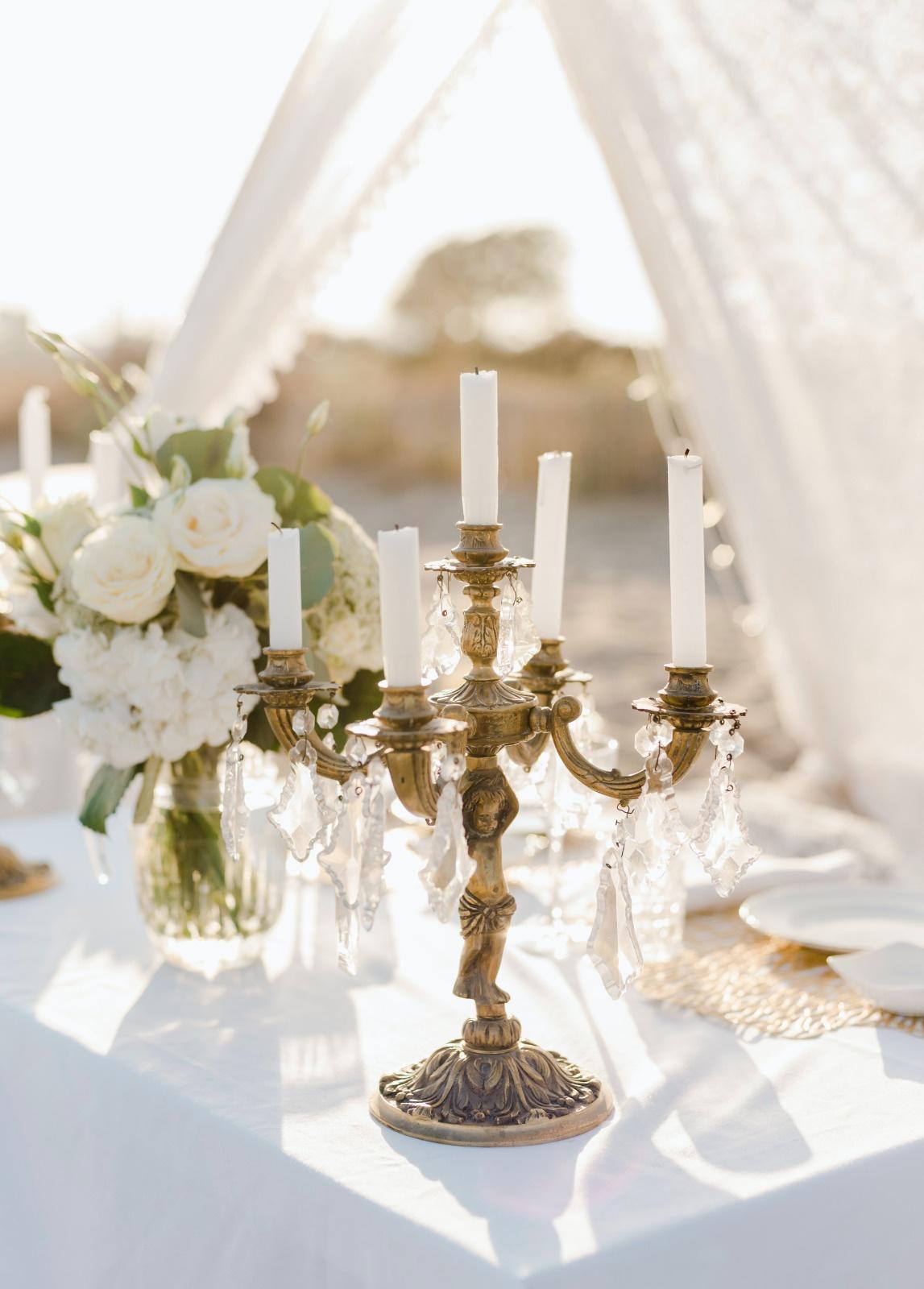 lumière mariage avec chandelier en centre de table theme plage