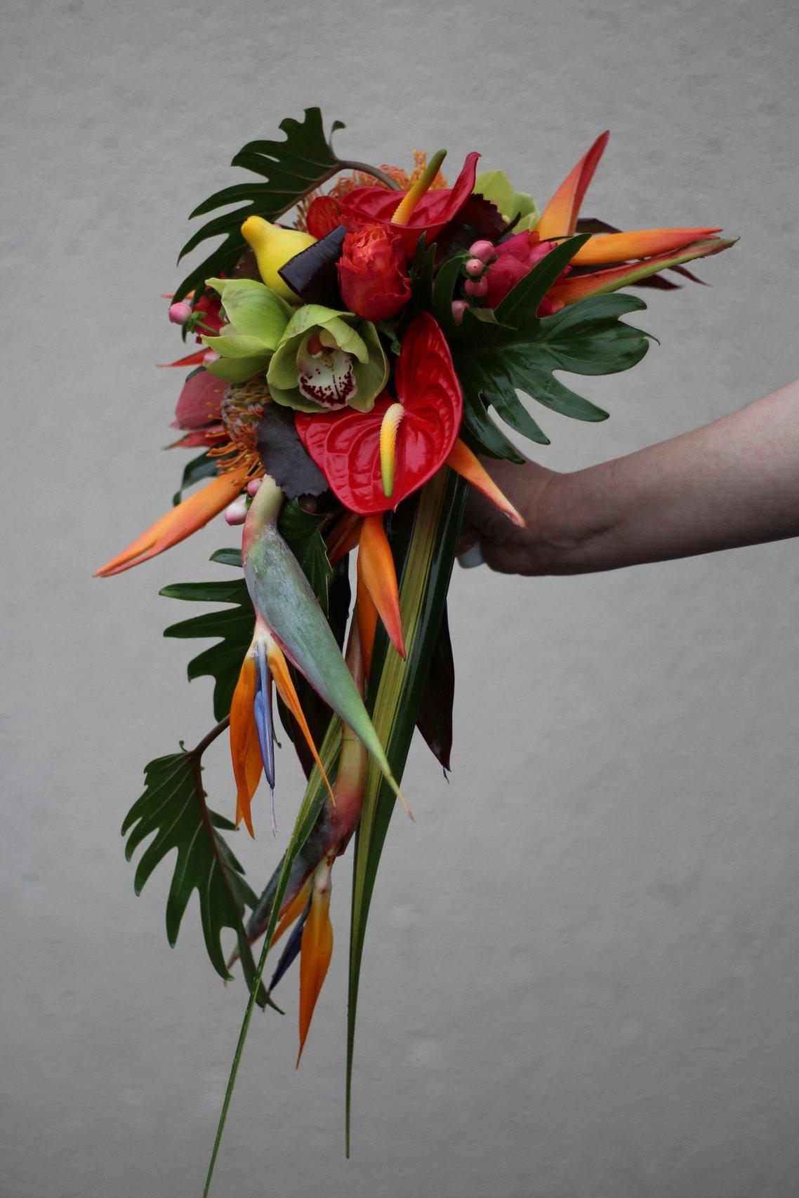 35 sublimes bouquets de mariée exotiques : une jungle colorée pour votre  look de mariée !