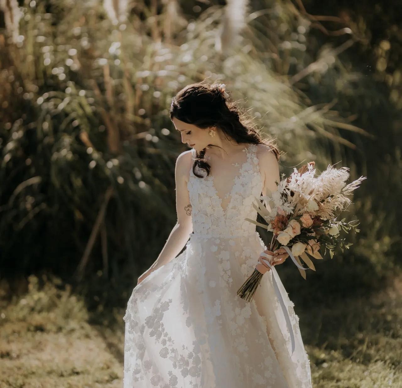 robe champêtre a dentelle sans manches et bouquets de fleurs séchée