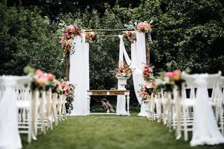 arche fleurie mariage ceremonie en exterieur
