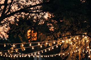 lumière mariage decoration mariage avec guirlandes d'ampoules