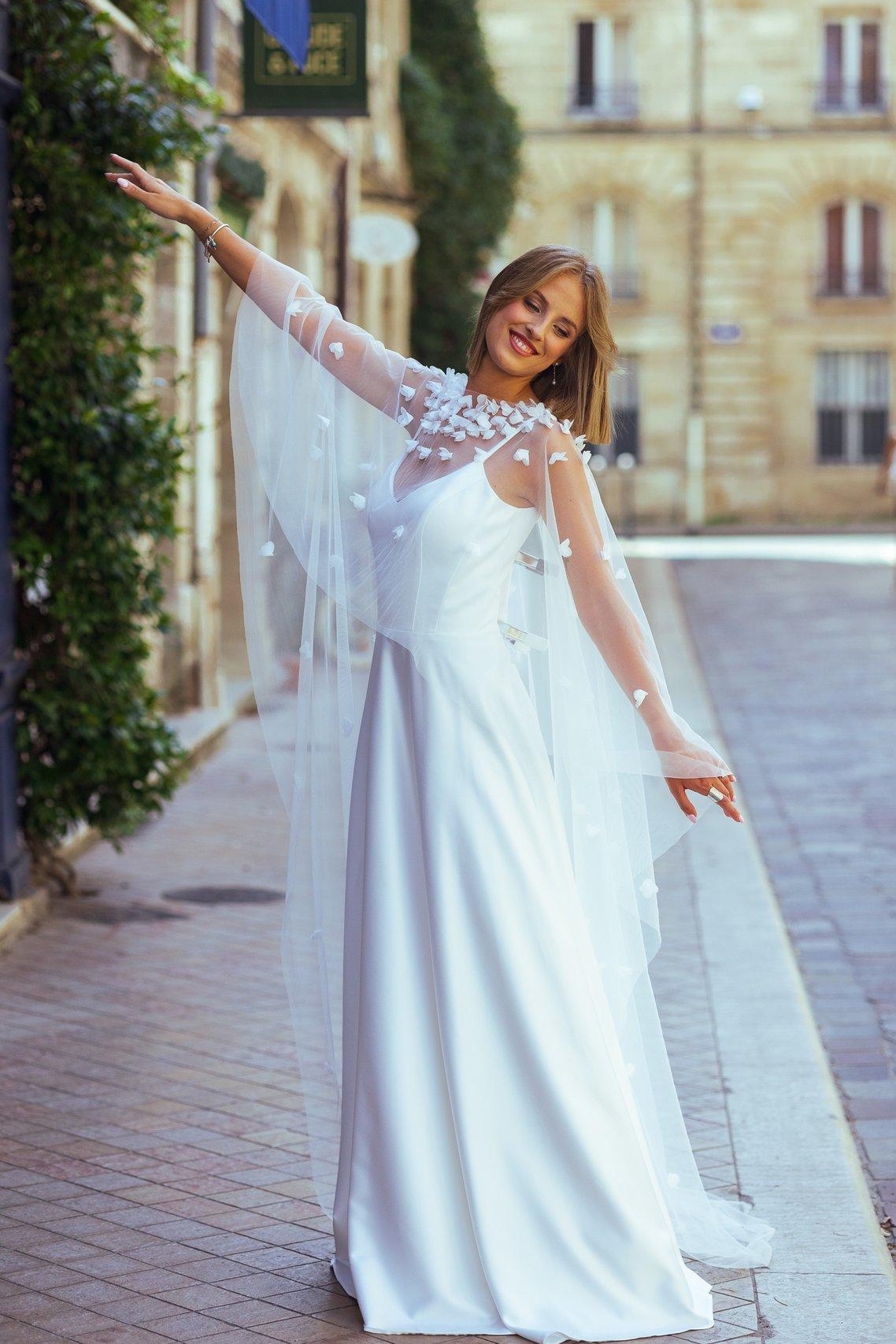 robe de mariée avec cape longue transparente