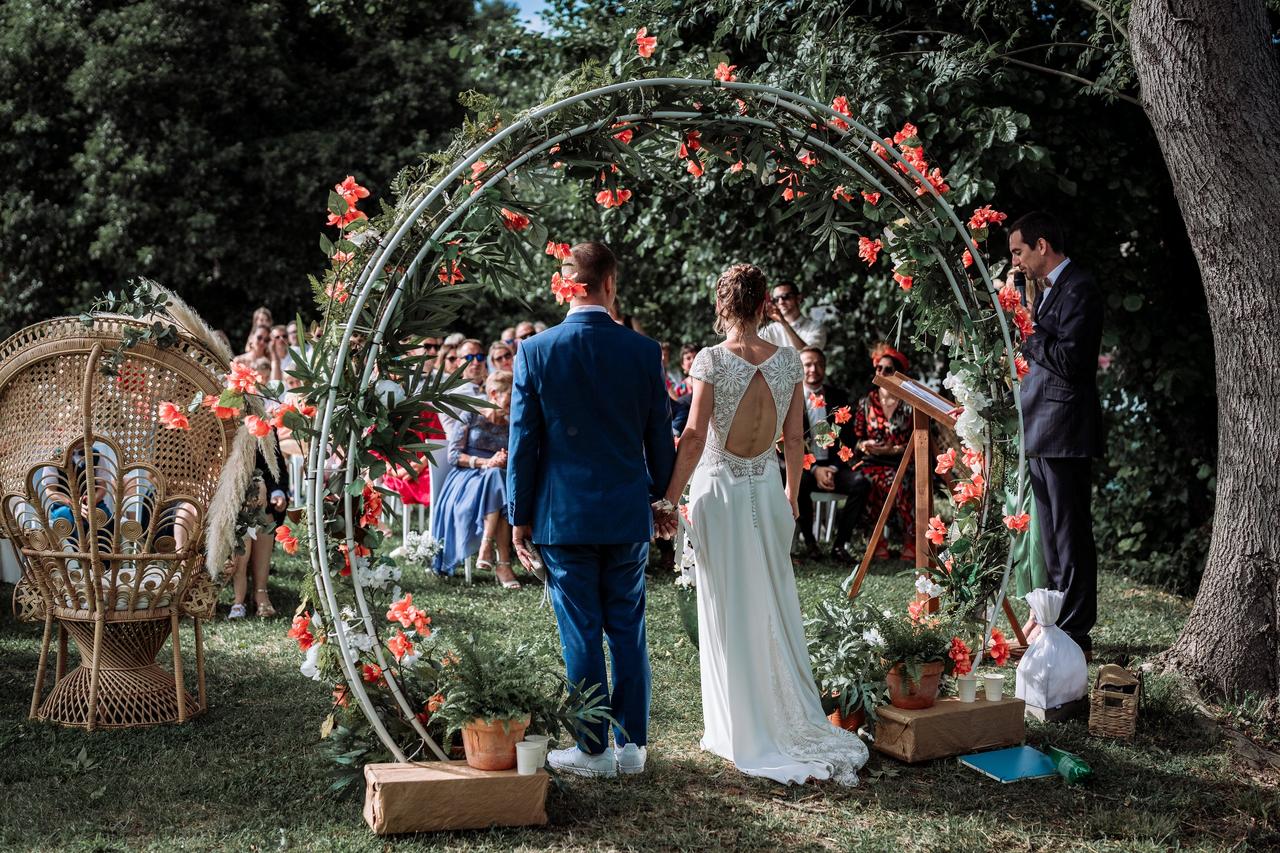 décoration cérémonie laïque mariage exterieure avec arche fleurie