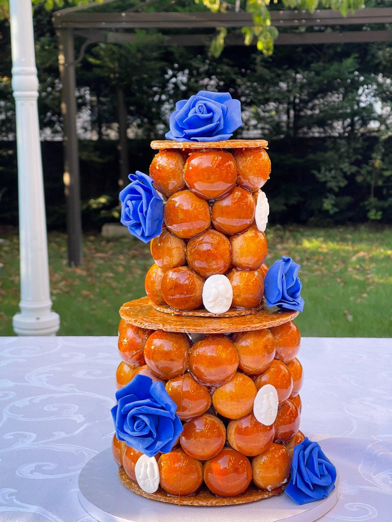pièce montée choux style champetre avec fleurs bleues