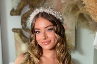 coiffure de mariage avec cheveux bouclés et couronne de tete