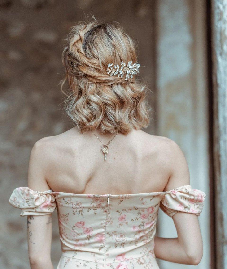 coiffure mariage cheveux carré avec accessoir pour chveux