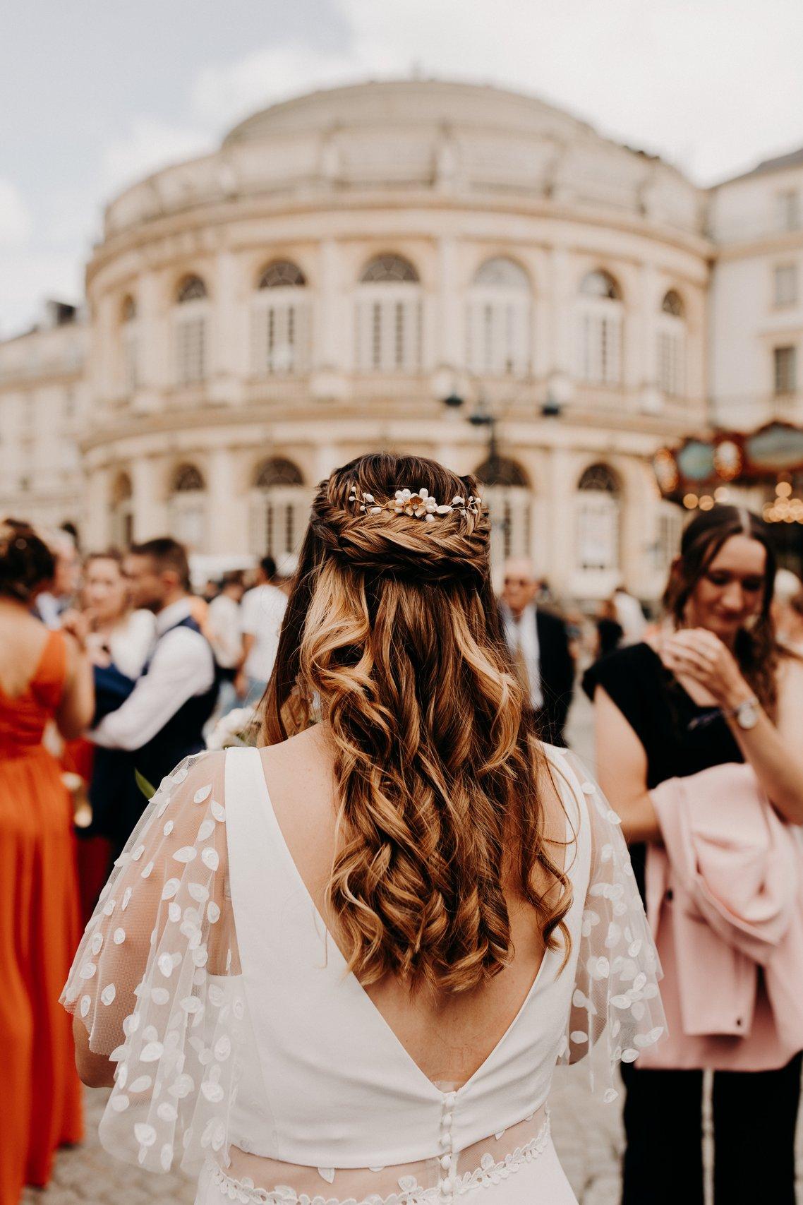 coiffure de mariée avec cheveux bouclés