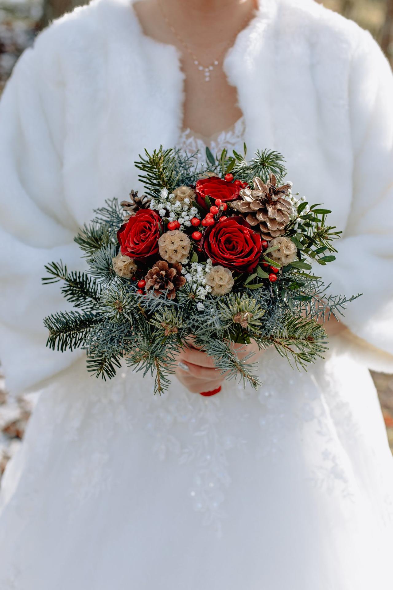 bouquet mariee hiver noel rouge vert blanc dore 