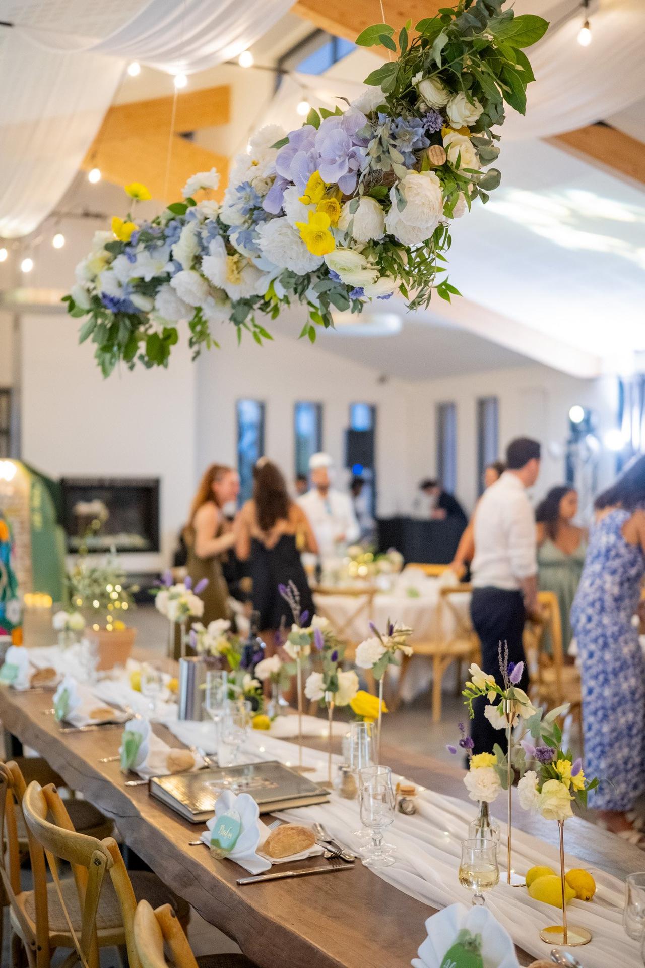 décoration de plafond pour mariage avec fleurs