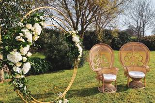 ceremonie laique arche fleurie fauteuils maries osier