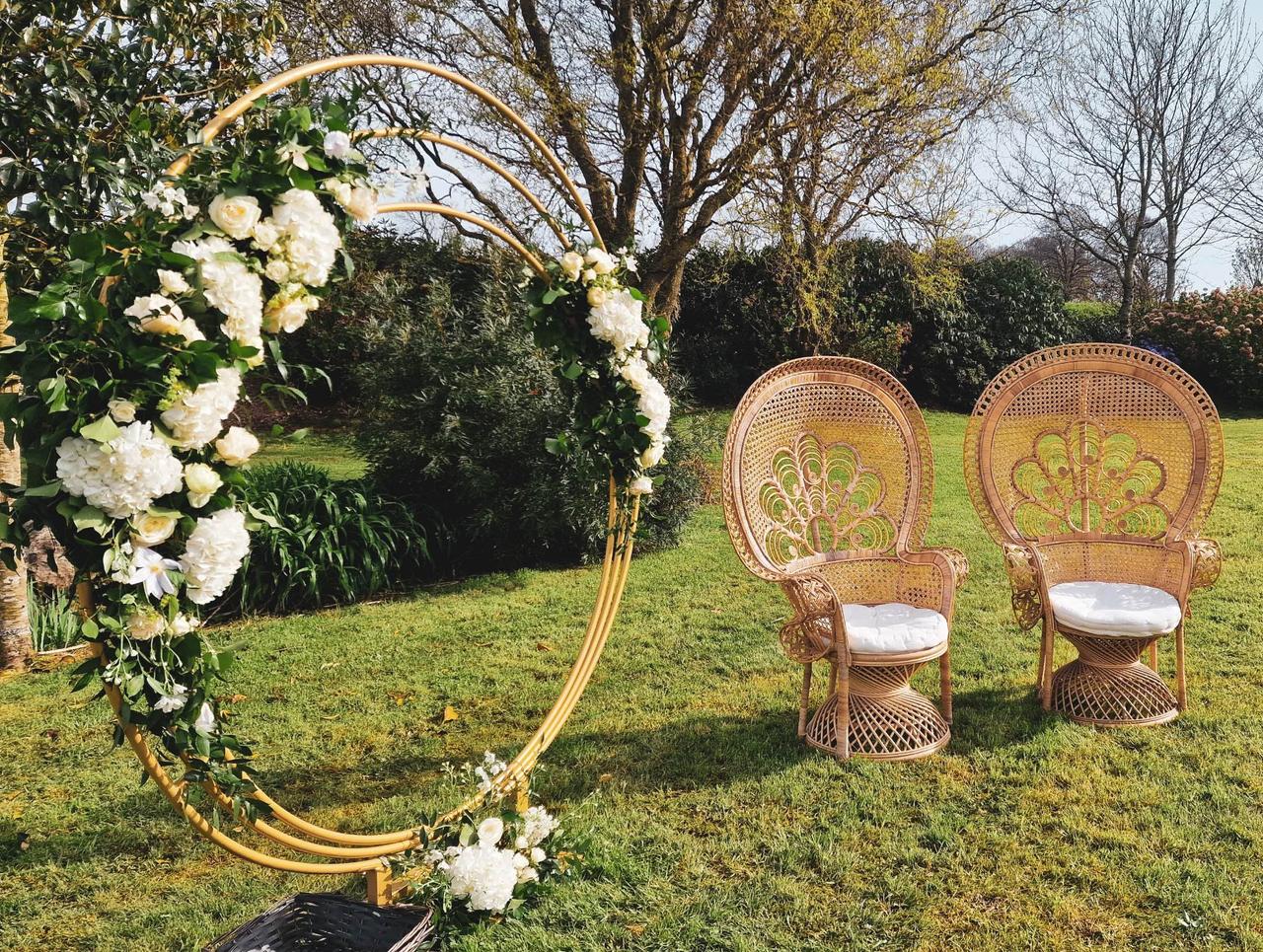 ceremonie laique arche fleurie fauteuils maries osier