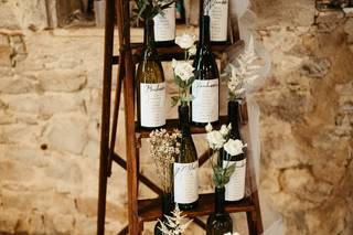 plan de table mariage avec bouteille de vin