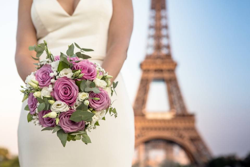 Maruée avec bouquet près de la Tour Eiffel
