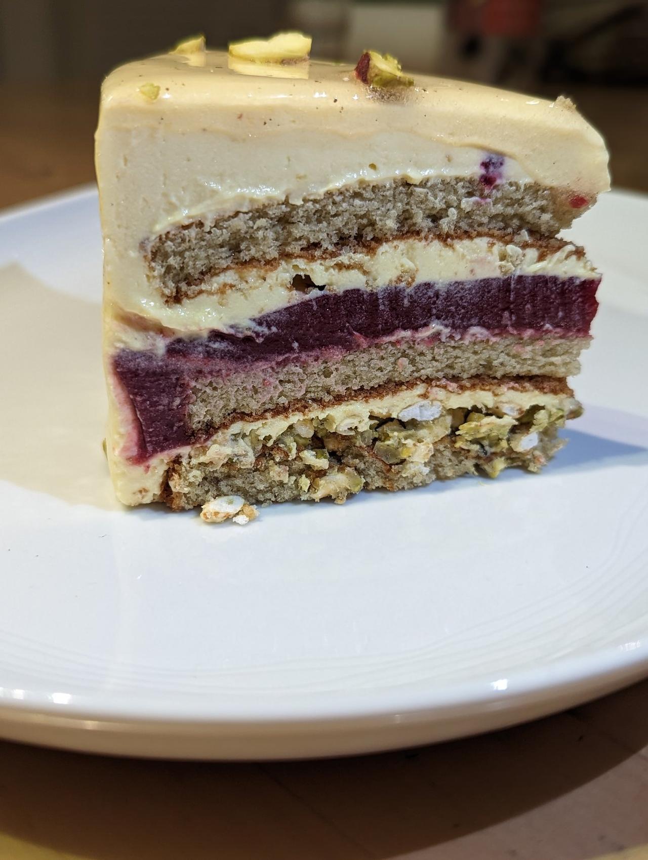 gateau de mariage avec purée pistache framboises