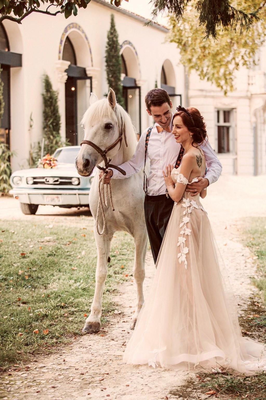 mariage d'automne, mariés a coté d'un cheval blanc