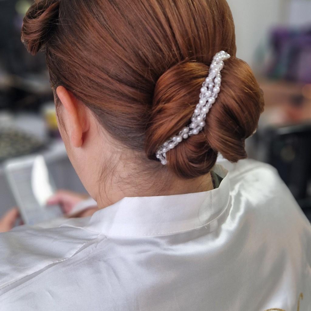 chignon bas mariage decale avec accessoire bijou