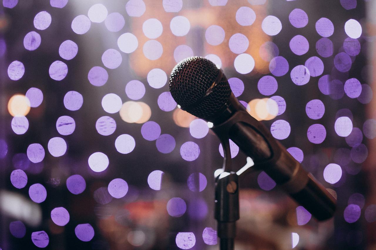 gros plan sur un micro chansons pour karaoke maraige