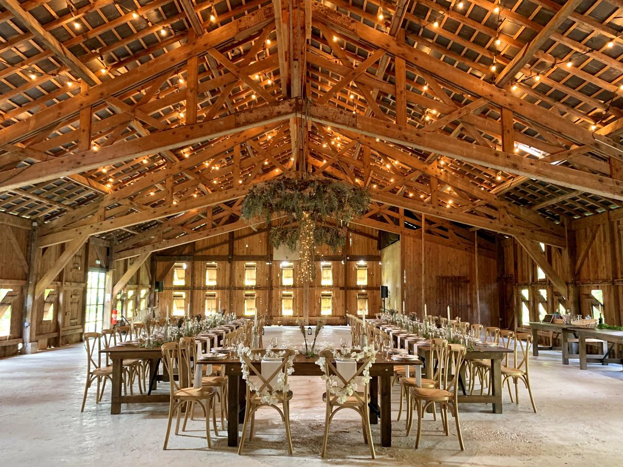 mariage petit comite, mariage intimiste célébré dans une salle de réception chaleureuse avec toit en bois, style champetre et intime
