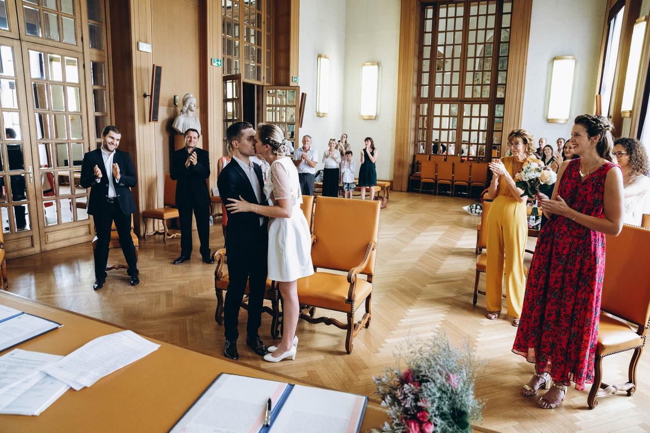 discours de mariage du maire  couple qui s'embrqsse fin de ceremonie