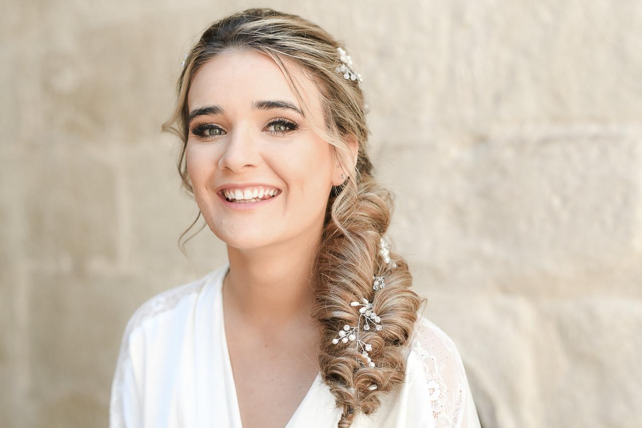 coiffure cheveux long mariage avec tresse et accessoires mariée cheveux