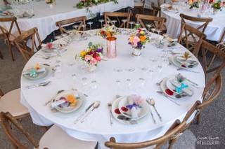 decoration table ronde mariage fleurs colorees