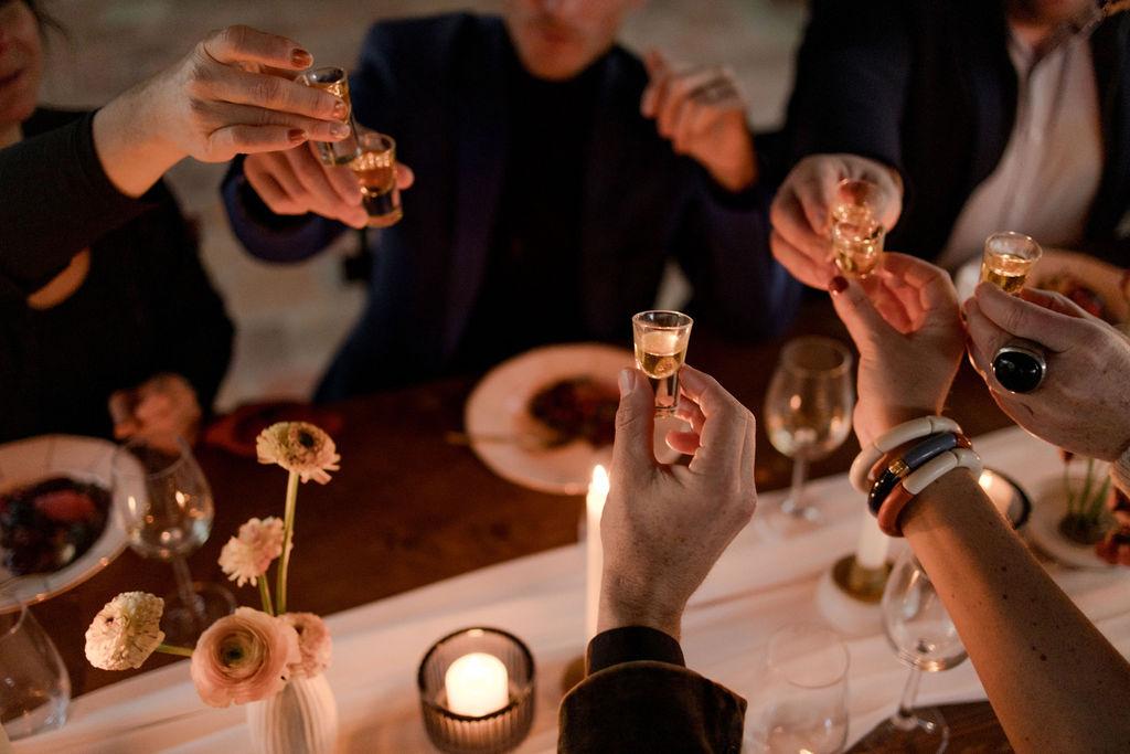 petit mariage intimiste, petit comité qui trinque