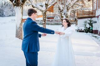 mariée avec étole en fourrure blanche pour accessoiriser la tenue