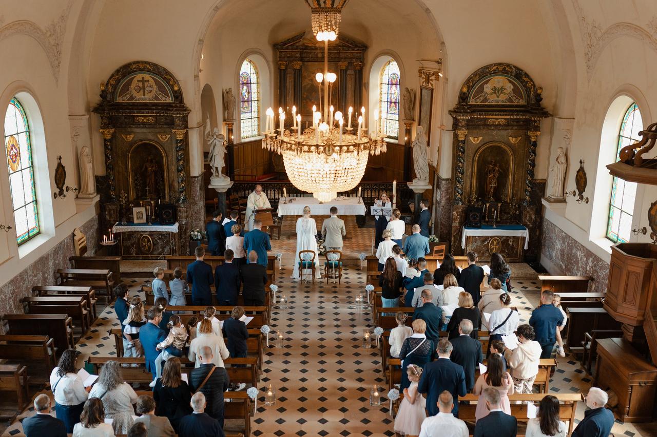 mariage eglise couple et invites certificat de bapteme