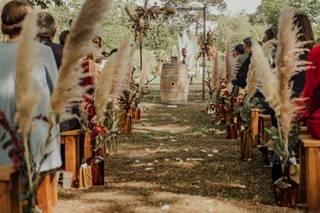 décoration cérémonie laïque mariage champetre avec fleurs et tonneau de vin en bois