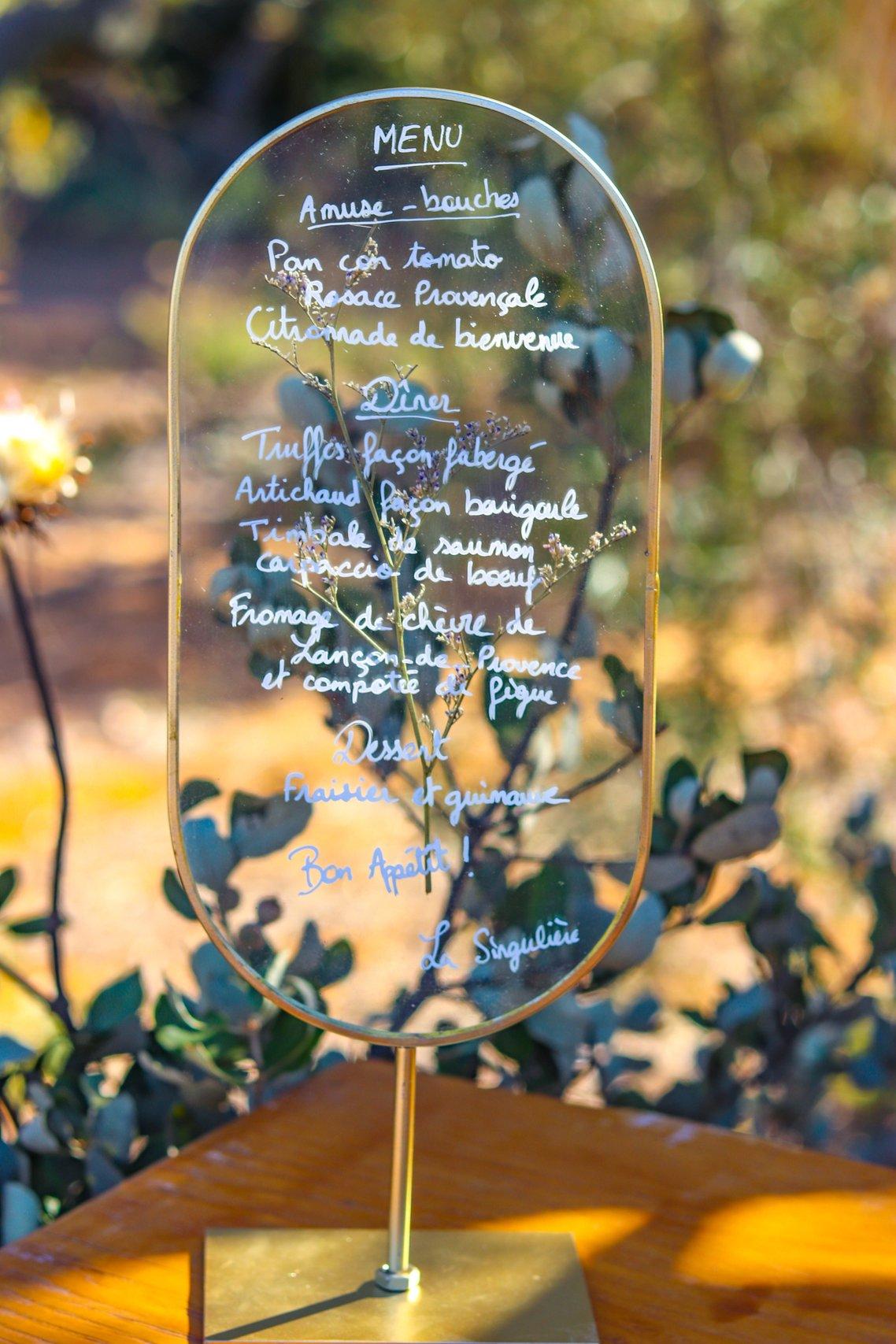 menu mariage présentation originale sur plaque transparente