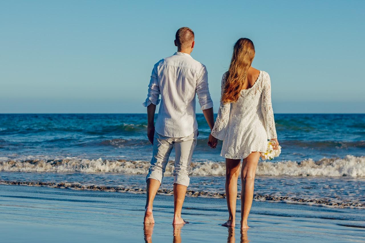 futurs mariés face à la mer, mariage plage privée, plage privée pour mariage