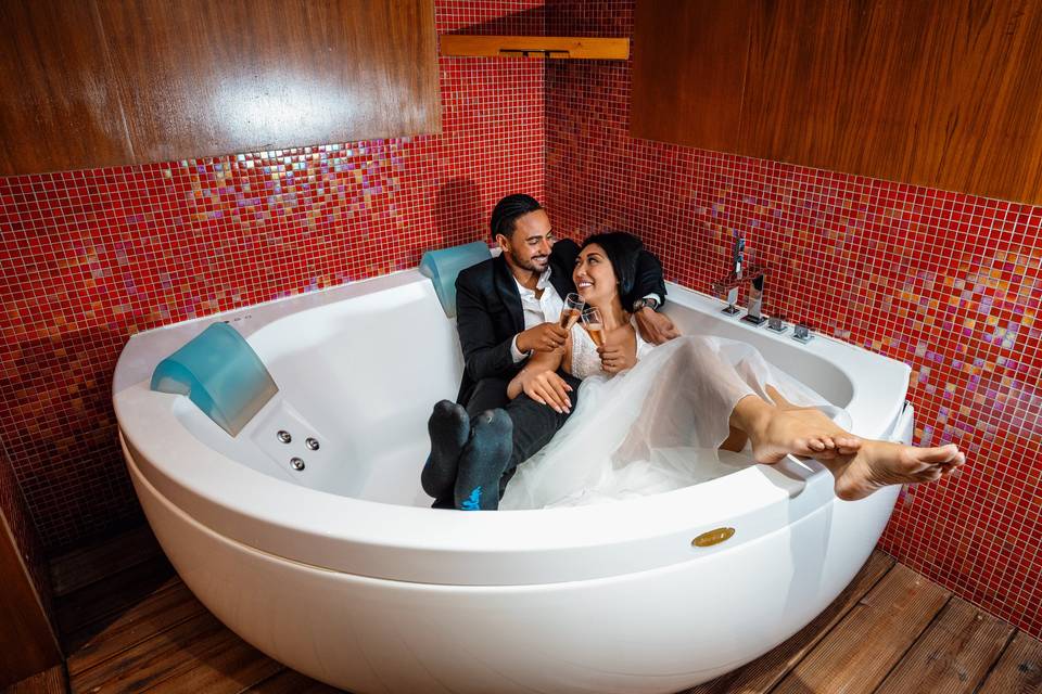 soirée romantique couple homme et femme dans un jacuzzi, endroit insolite pour calin et amour