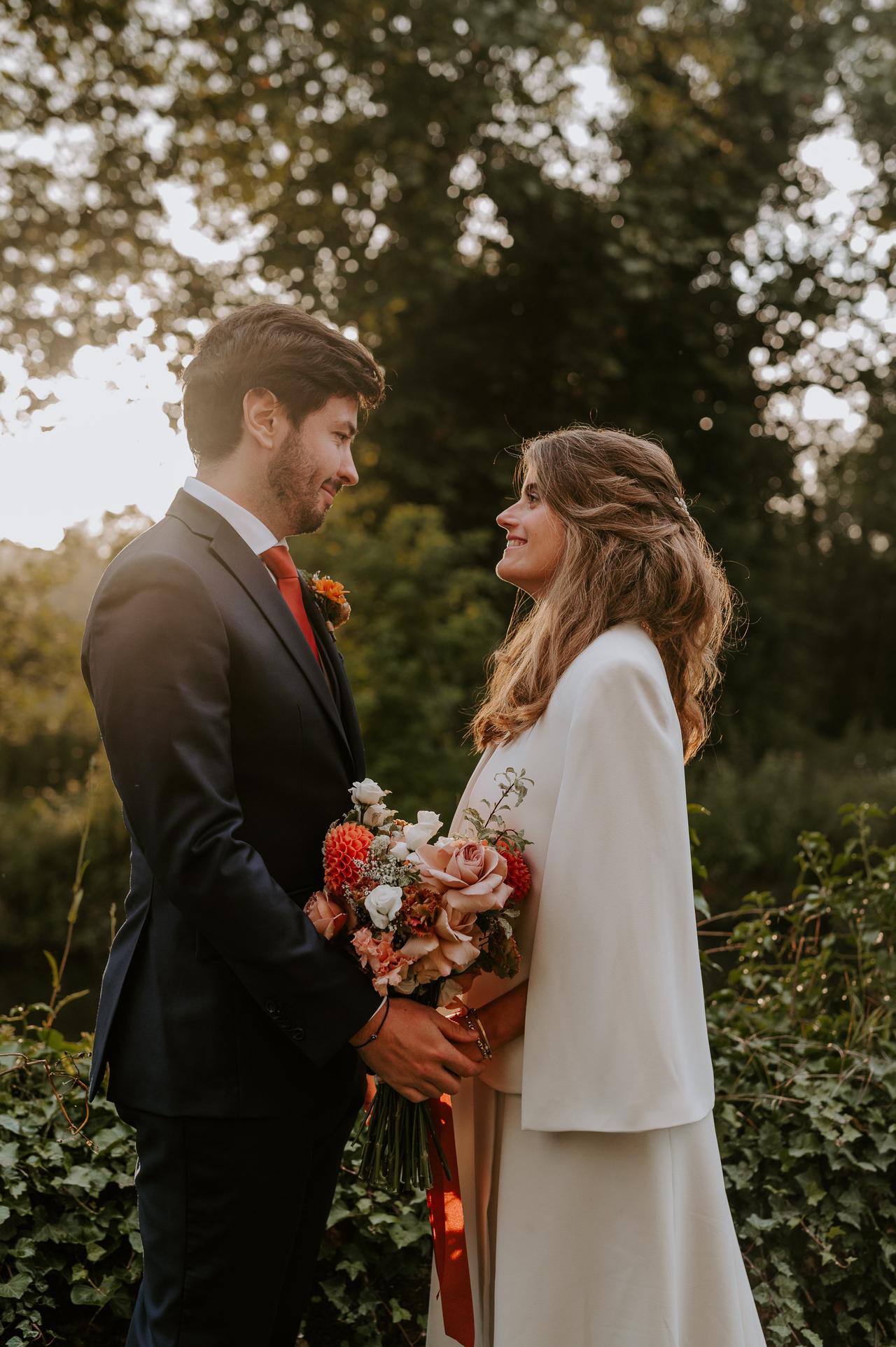 mariage champetre en pleine nature, mariés celebrant leur mariage d'automne