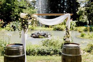 décoration cérémonie laïque mariage exterieure avec arche fleurie et voilage