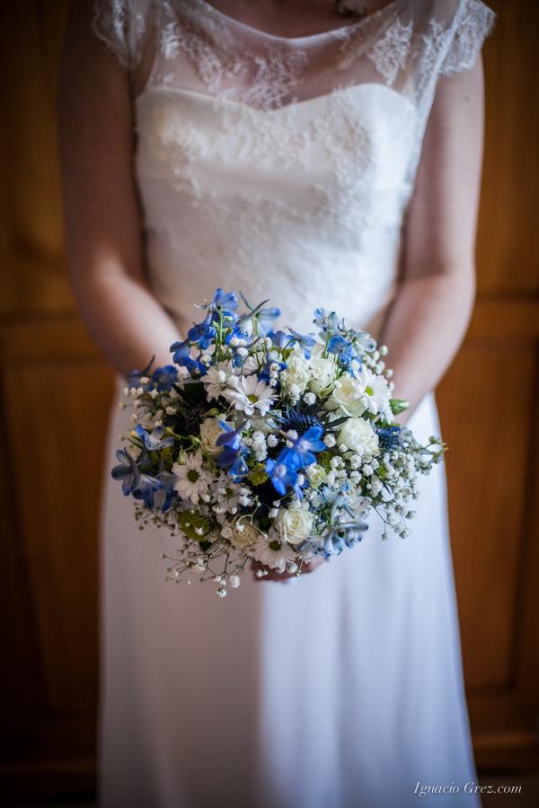 la mariée porte un bouquet de fleurs avec robe mariage civil