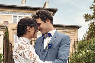 costume de marié bleu gris avec boutonnière et noeud papillon