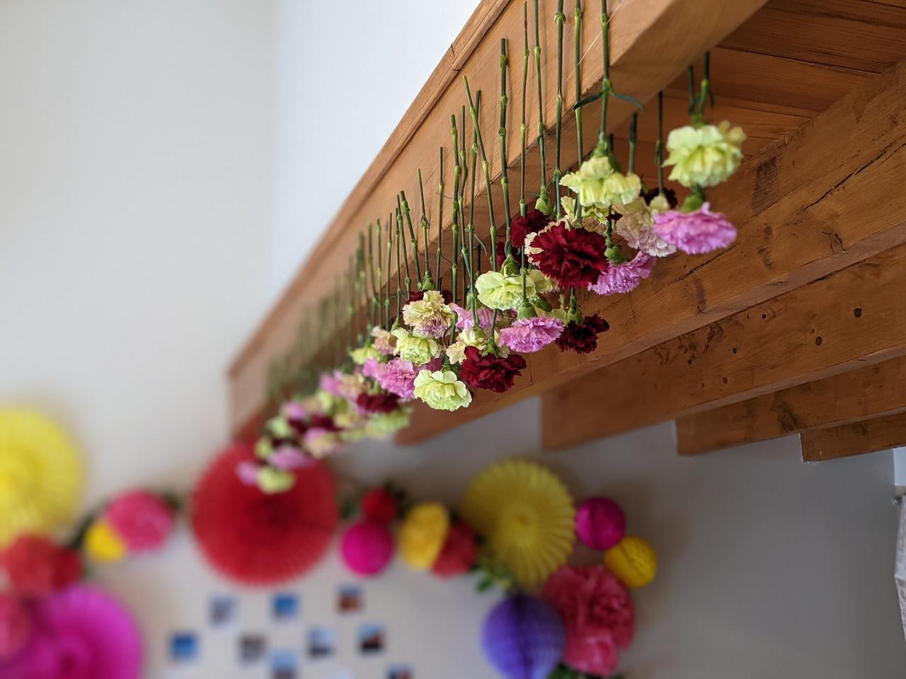 guirlande d'oeillets pour deco mariage, fleurs les moins cheres pour mariage