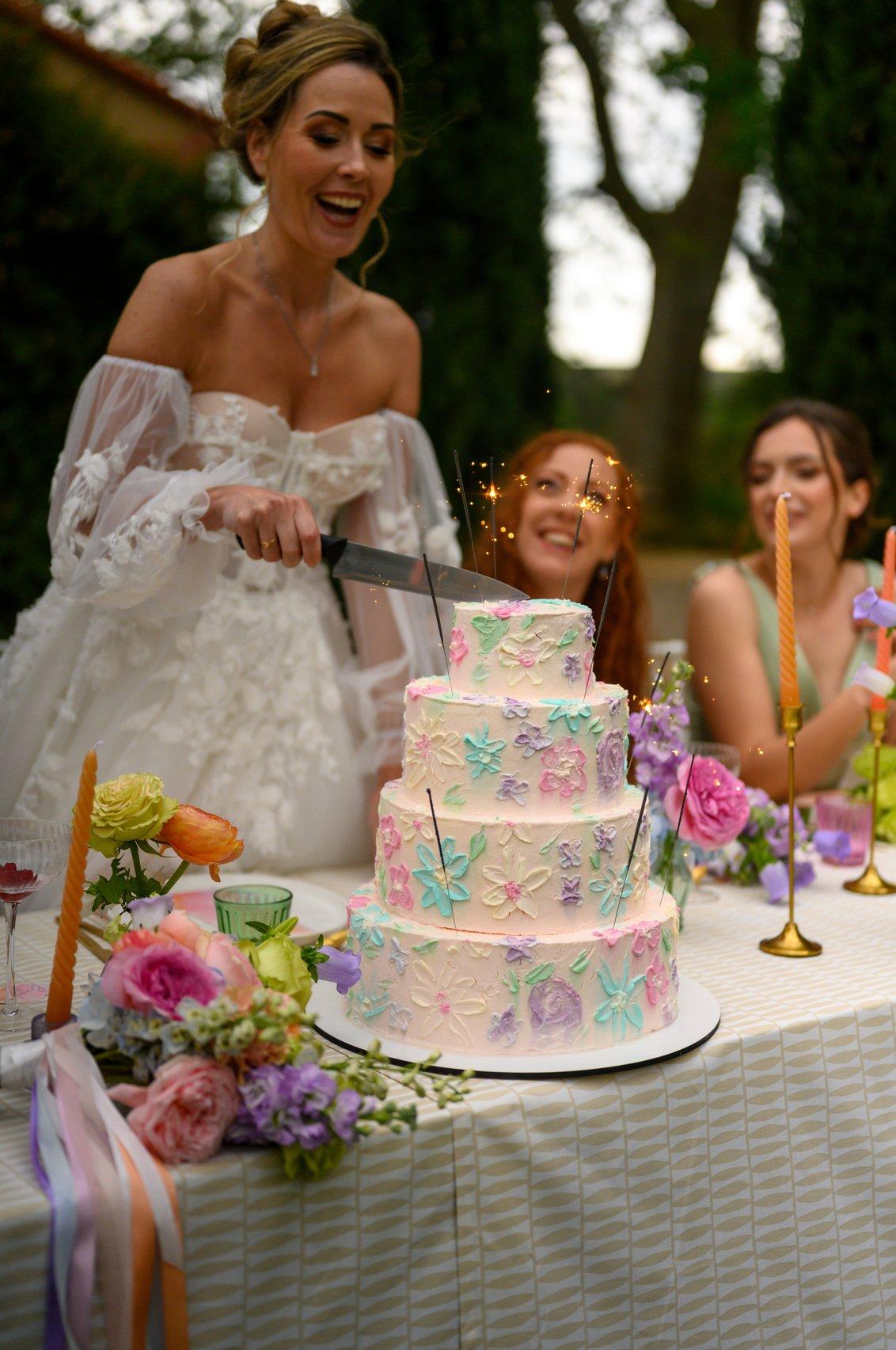 gateau de mariage coloré thème romantique