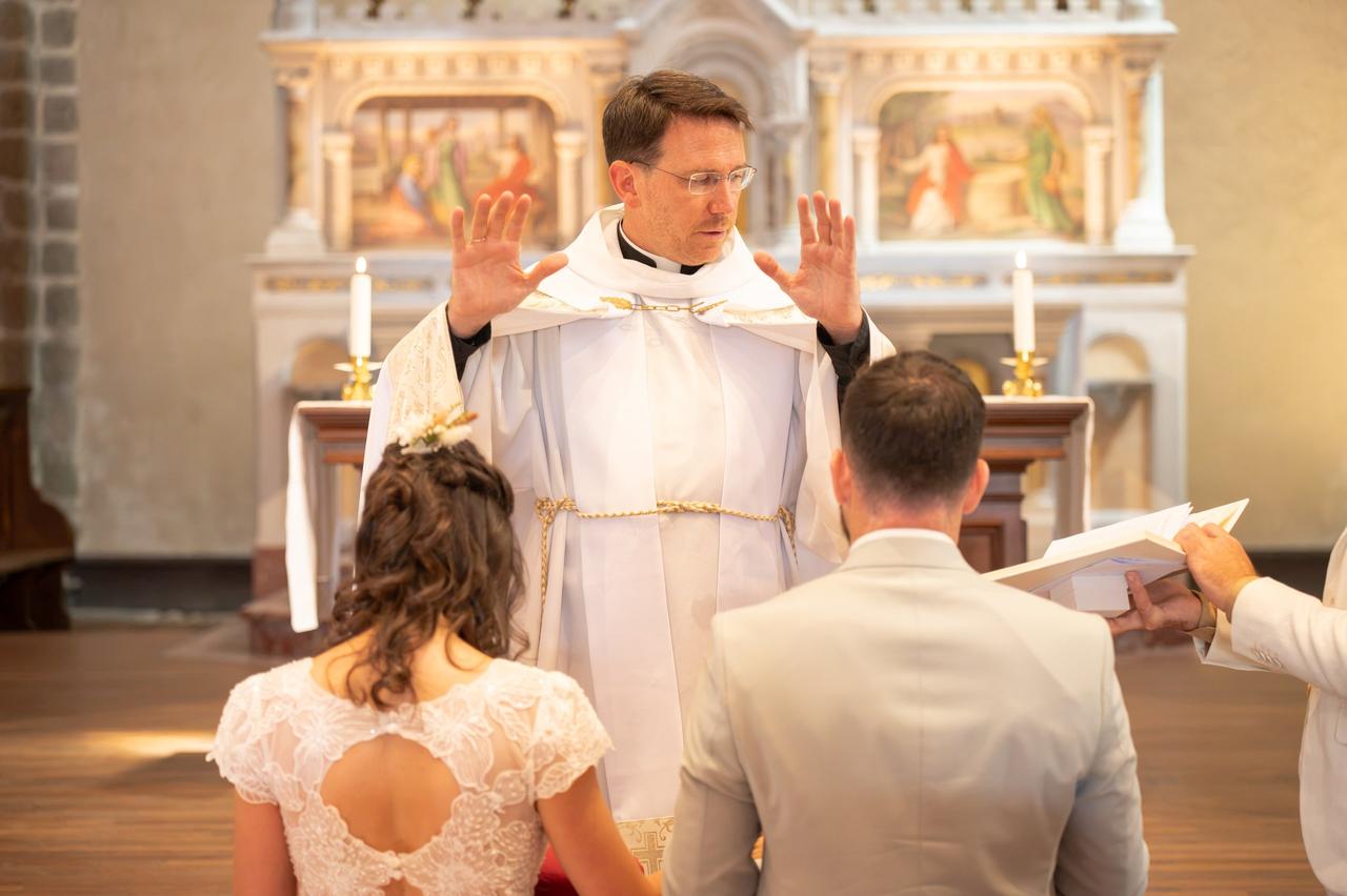 mariage a l'eglise benediction du pretre certificat de bapteme