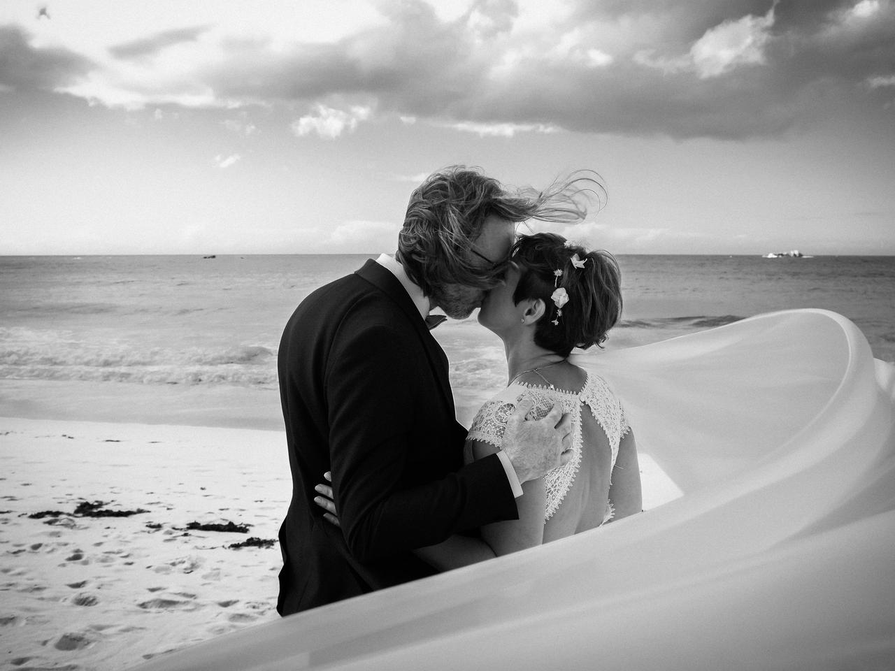 jeune couples de mariés, photo en noir et blanc près de la mer