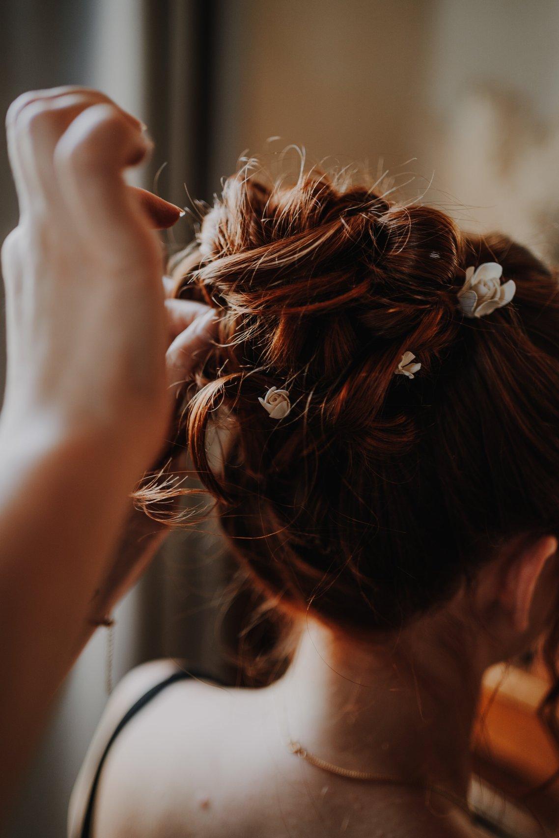 chignon coiffure mairée avec accessoires cheveux